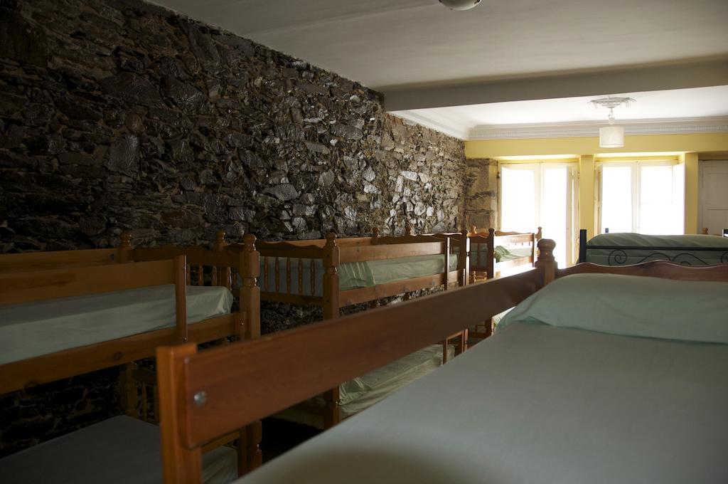 Albergue Los Blasones Sarria Rum bild