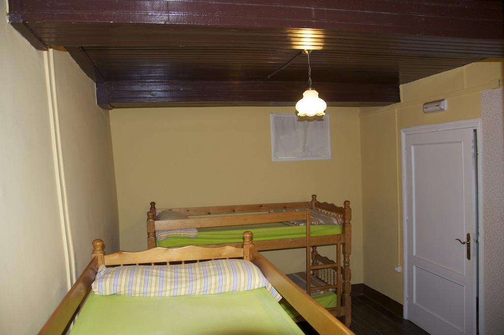 Albergue Los Blasones Sarria Rum bild